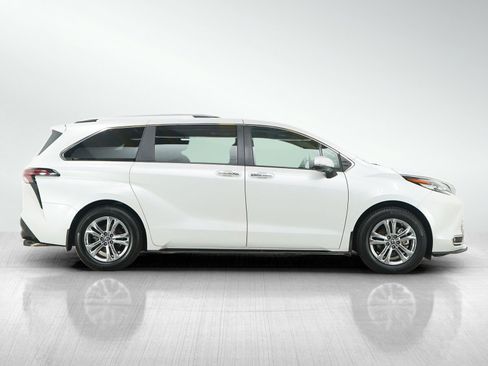 Used 2023 Toyota Sienna Platinum image 6