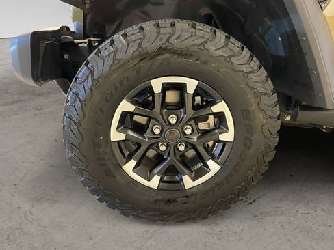 Used 2025 Jeep Wrangler Unlimited Rubicon w/ Technology Group image 16