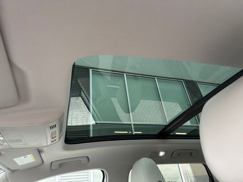 Certified 2025 Volkswagen Taos SE image 23