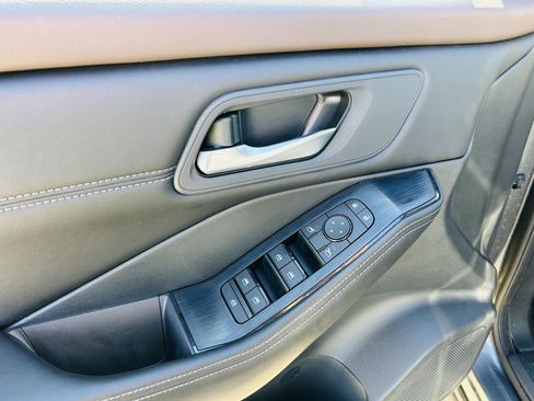 Used 2023 Nissan Rogue SV w/ SV Premium B Package image 13