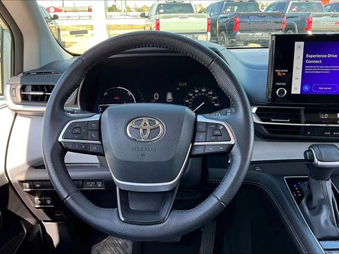 Certified 2025 Toyota Sienna XLE image 6