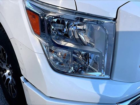 Used 2022 Nissan Titan SV image 27