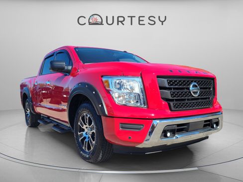Used 2021 Nissan Titan SV w/ SV Convenience Package image 2