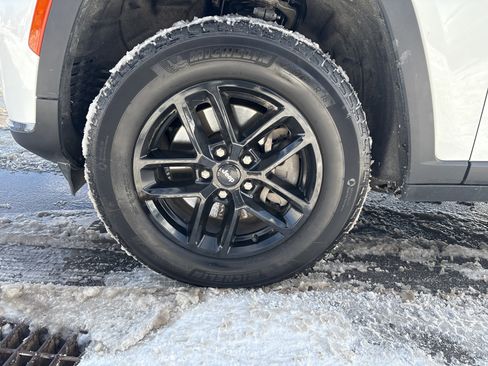 Used 2023 Jeep Grand Cherokee L Laredo image 11