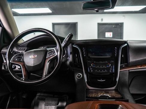 Used 2017 Cadillac Escalade Luxury AWD/4WD image 12