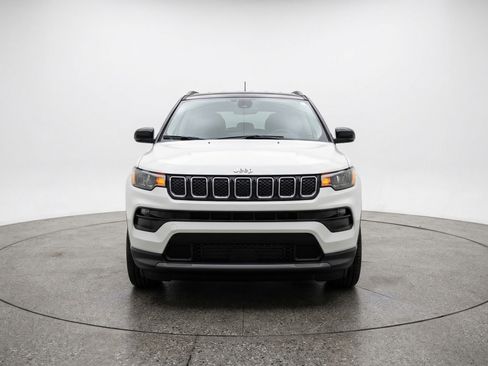 Used 2025 Jeep Compass Latitude AWD/4WD image 2