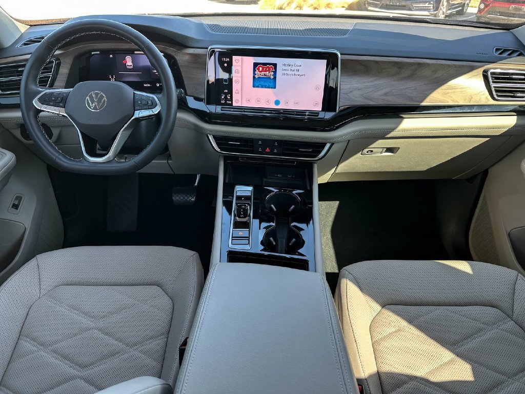 Used 2024 Volkswagen Atlas SE w/ Panoramic Sunroof Package FWD image 11