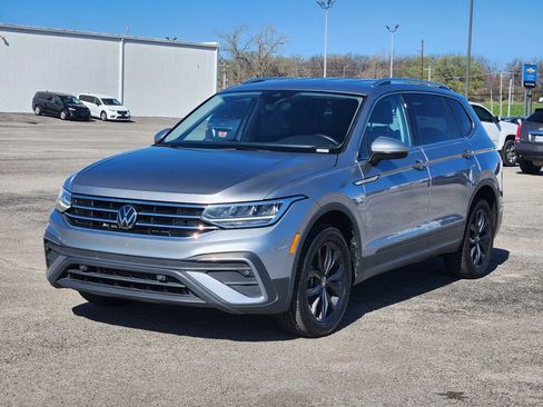Used 2024 Volkswagen Tiguan SE image 3
