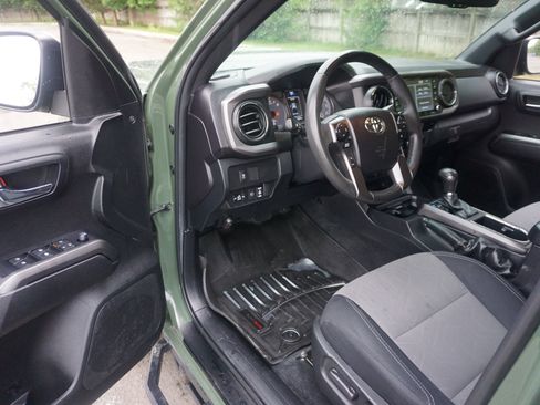 Used 2022 Toyota Tacoma TRD Sport w/ Technology Package AWD/4WD image 7