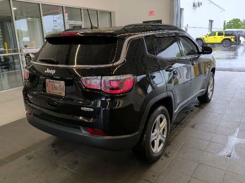 Used 2023 Jeep Compass Latitude w/ Convenience Group AWD/4WD image 3