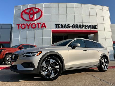 Used 2025 Volvo V60 B5 Cross Country Plus image 2