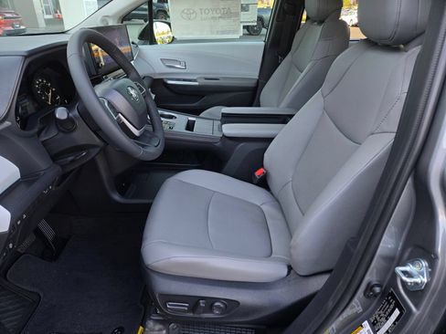 Certified 2026 Toyota Sienna XLE FWD image 17