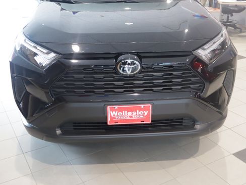 Used 2025 Toyota RAV4 XLE w/ Convenience Package image 8