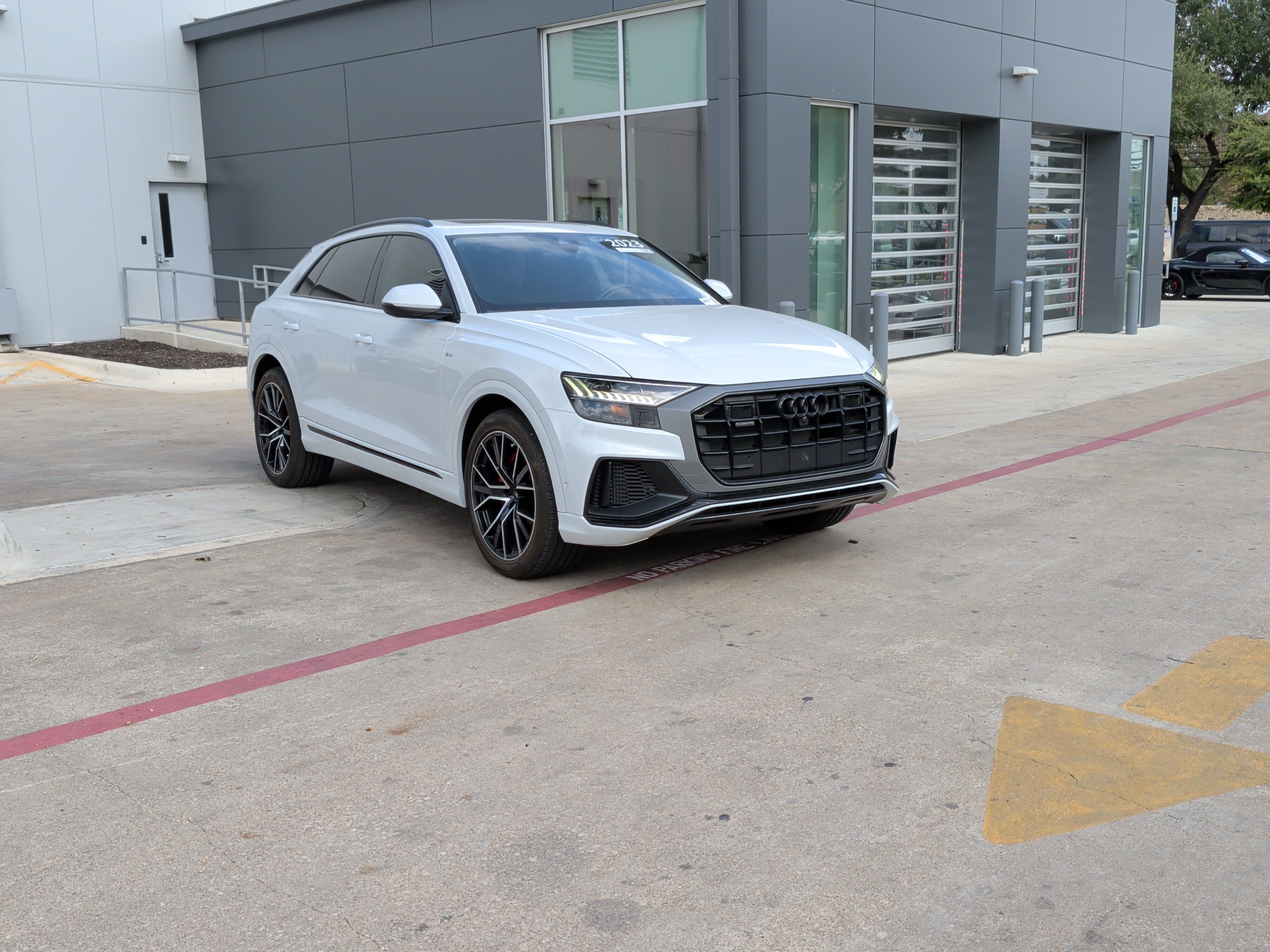 Used 2023 Audi Q8 Prestige AWD/4WD image 2