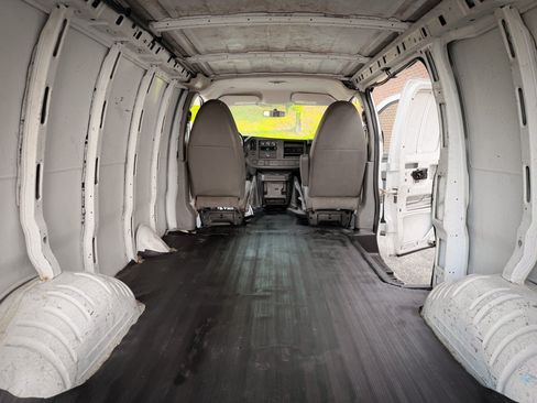 Used 2014 Chevrolet Express 2500 RWD image 29