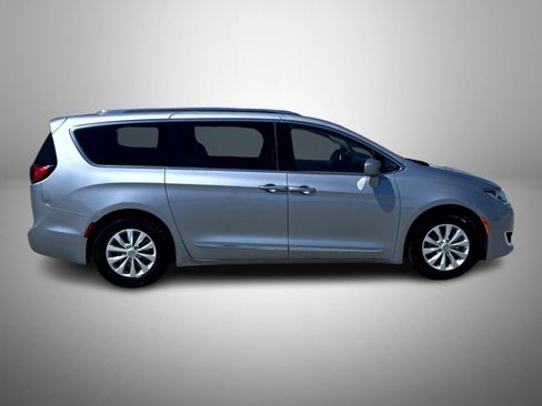 Used 2018 Chrysler Pacifica Touring-L Plus FWD image 4