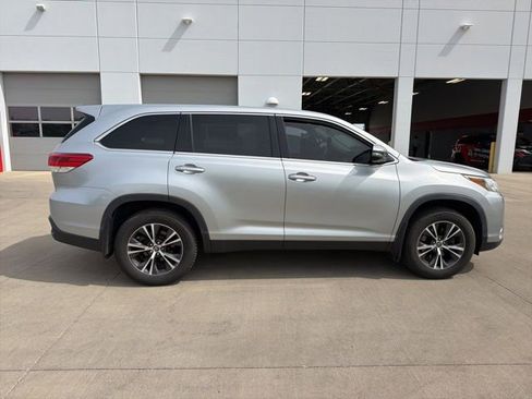 Used 2019 Toyota Highlander LE AWD/4WD image 4
