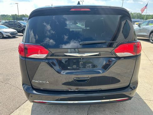 Used 2017 Chrysler Pacifica Touring-L FWD image 6