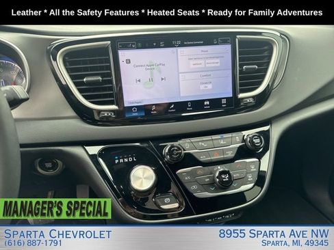 Used 2025 Chrysler Pacifica Select FWD image 17
