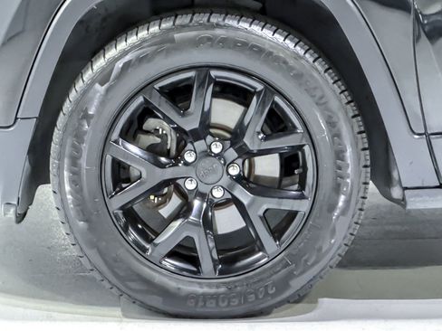 Used 2016 Jeep Cherokee Latitude w/ Cold Weather Group AWD/4WD image 13