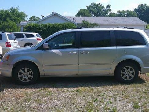 Used 2010 Chrysler Town & Country Touring FWD image 1