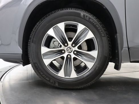 Used 2021 Toyota Highlander XLE AWD/4WD image 44
