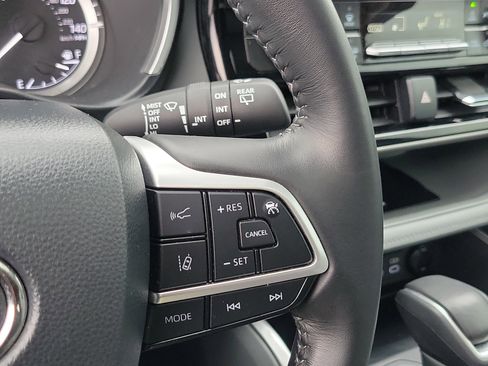 Certified 2025 Toyota Highlander XLE image 28