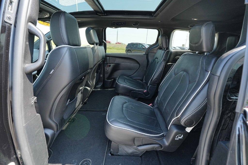 Used 2025 Chrysler Pacifica Limited FWD image 19