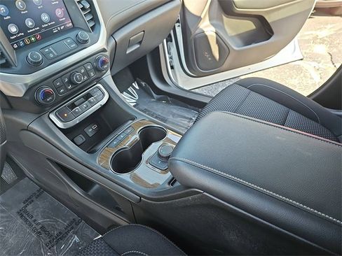 Used 2023 GMC Acadia SLE image 21