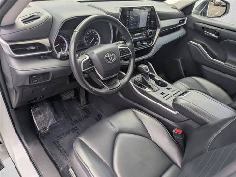 Used 2022 Toyota Highlander XLE AWD/4WD image 9