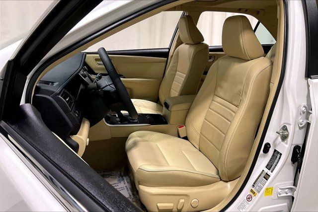 Used 2017 Toyota Camry XLE w/ Moonroof Package FWD image 25
