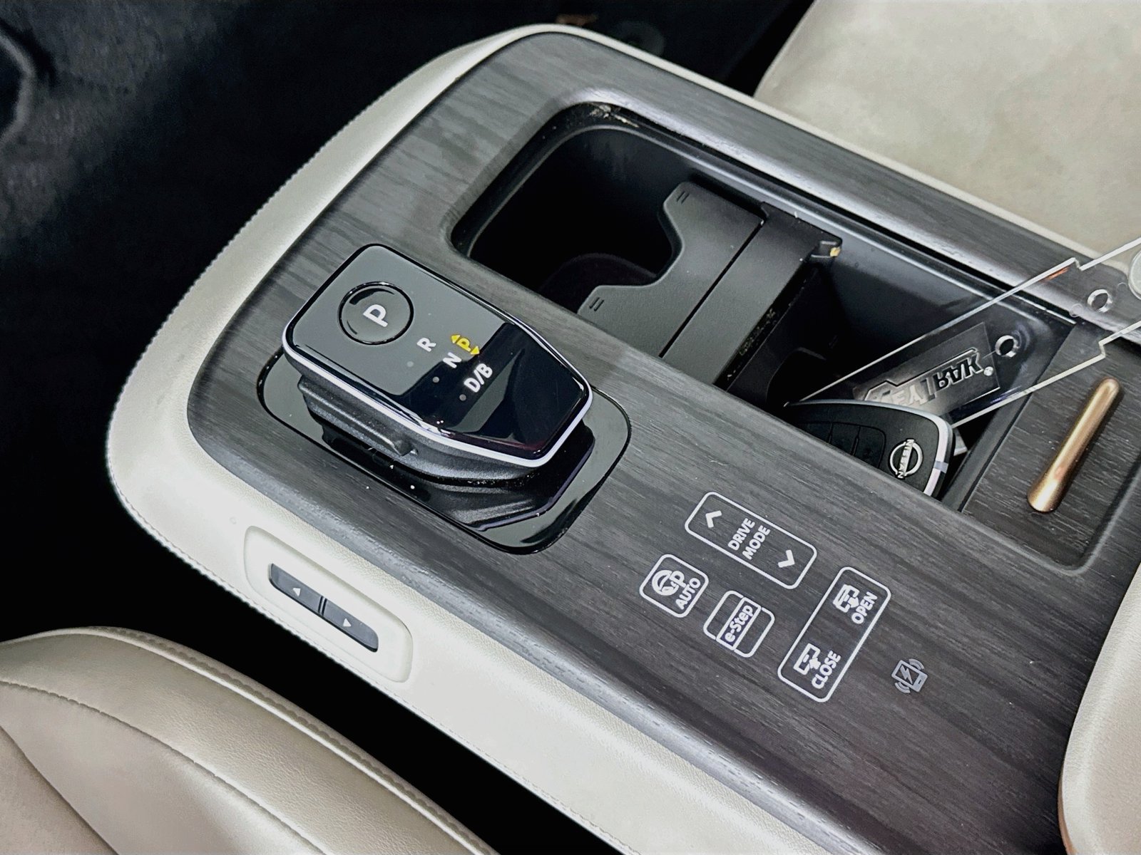 Used 2024 Nissan Ariya FWD image 17