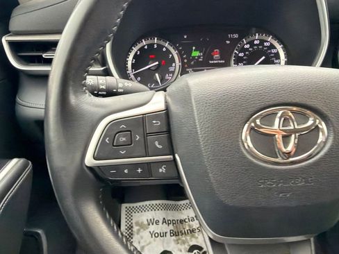 Used 2022 Toyota Highlander XLE AWD/4WD image 12