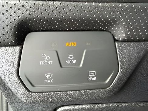 Used 2025 Volkswagen Atlas SE image 16