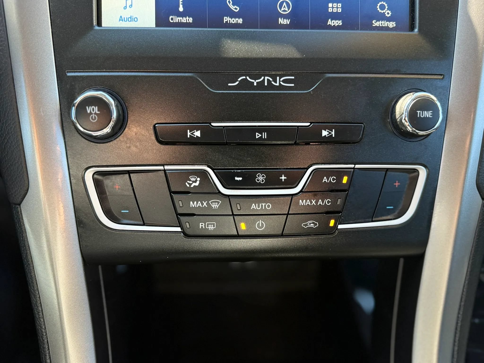 Used 2020 Ford Fusion SE FWD image 30