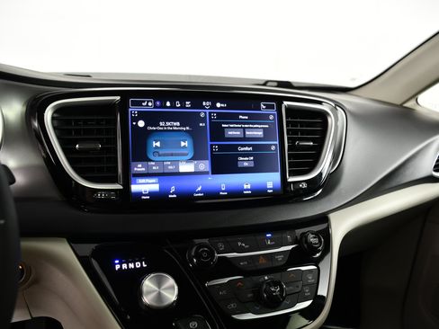 Used 2024 Chrysler Pacifica Touring-L FWD image 25