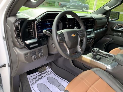 Used 2025 Chevrolet Silverado 1500 High Country AWD/4WD image 27