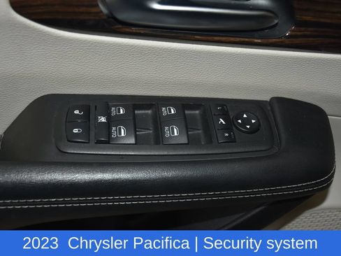 Used 2023 Chrysler Pacifica Limited FWD image 23