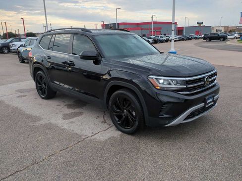 Used 2023 Volkswagen Atlas SE w/ Panoramic Sunroof Package FWD image 2