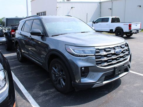 Used 2025 Ford Explorer Active w/ Active Comfort Package AWD/4WD image 3