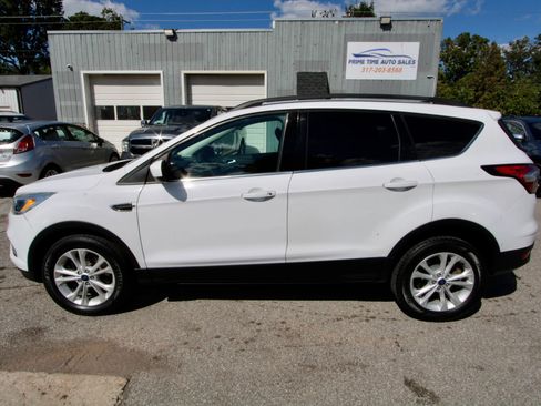 Used 2018 Ford Escape SE image 3