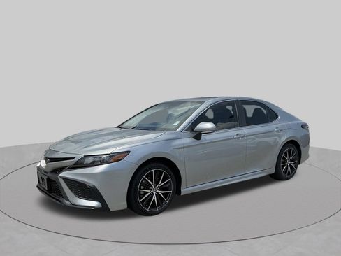 Used 2024 Toyota Camry SE w/ Cold Weather Package FWD image 1