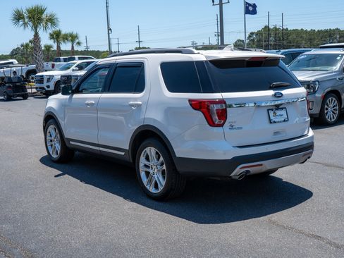 Used 2017 Ford Explorer XLT w/ Equipment Group 202A FWD image 5