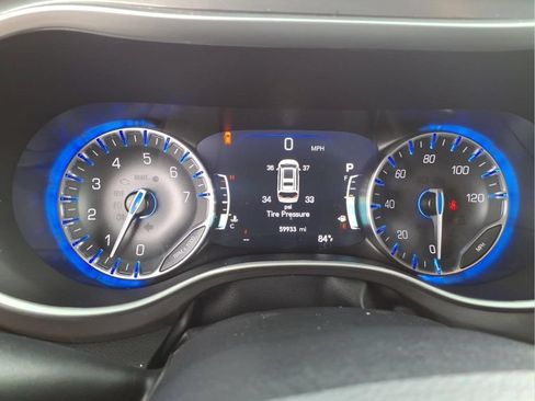 Used 2024 Chrysler Pacifica Touring-L FWD image 18