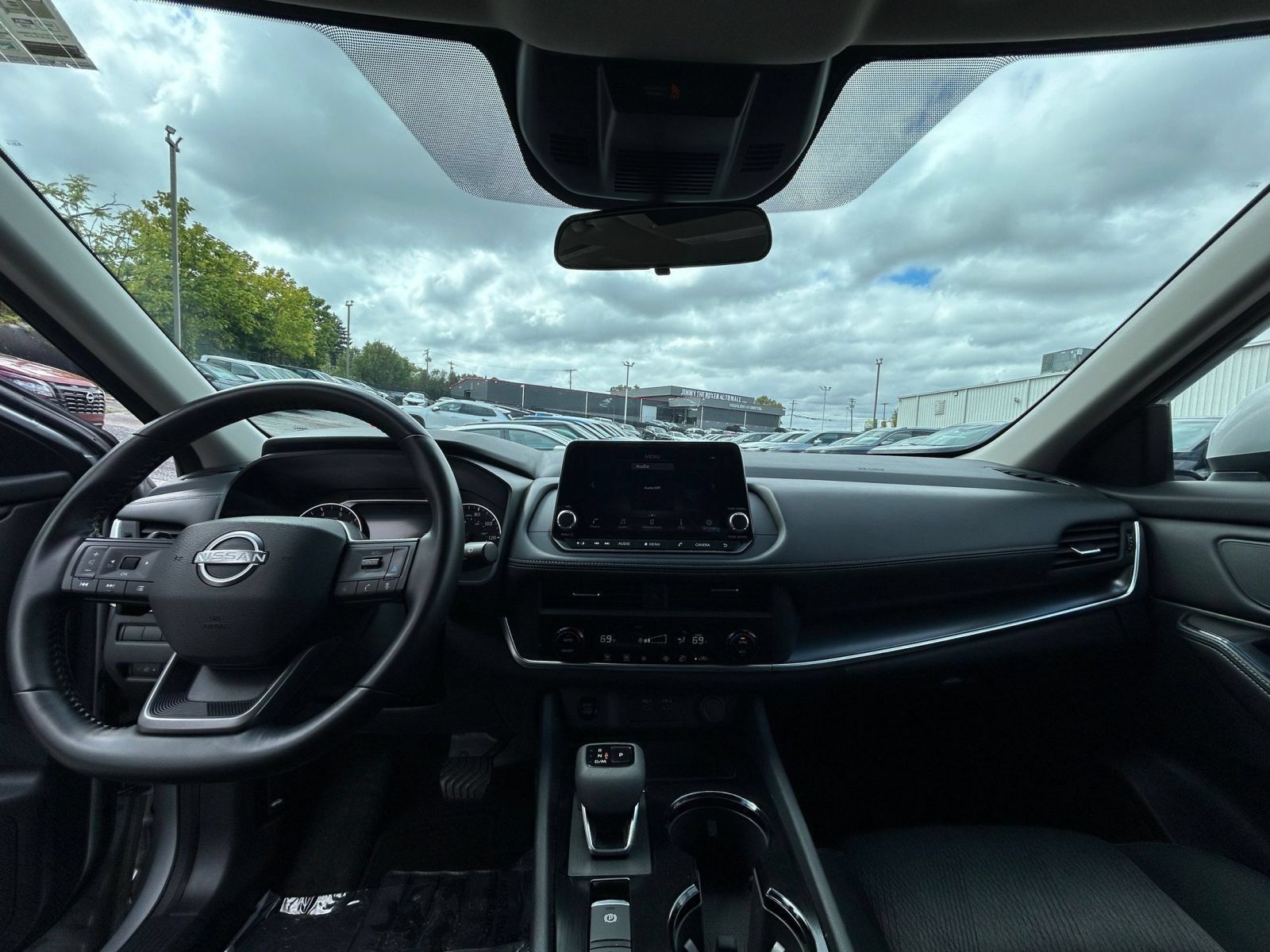 Used 2025 Nissan Rogue SV FWD image 28