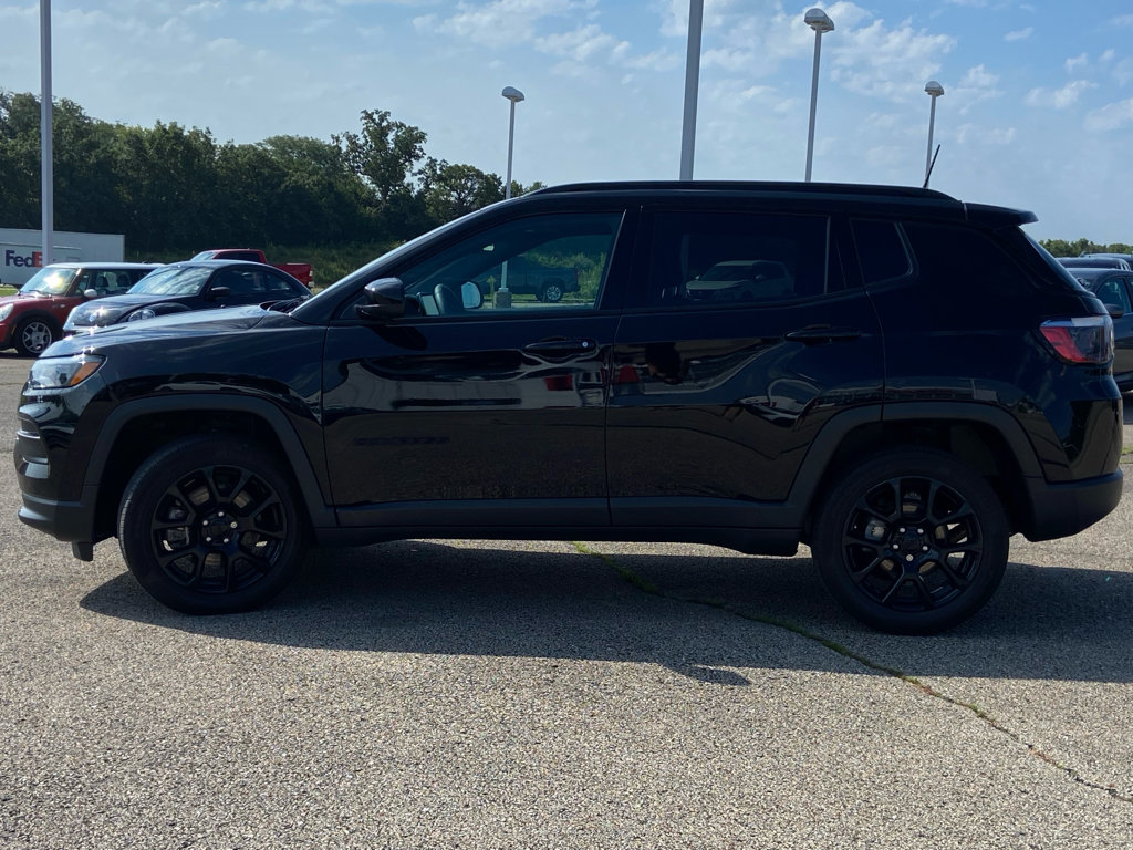 Used 2023 Jeep Compass Latitude w/ Sun and Sound Group AWD/4WD image 6