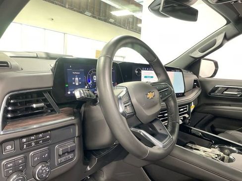 Used 2025 Chevrolet Suburban LT w/ Comfort Package AWD/4WD image 14