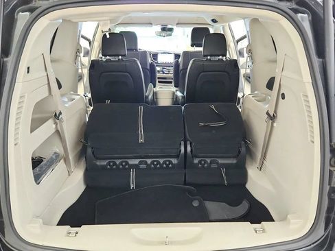 Used 2023 Chrysler Pacifica Touring-L FWD image 29