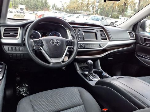 Used 2019 Toyota Highlander LE w/ Carpet Mat Package (TMS) image 13