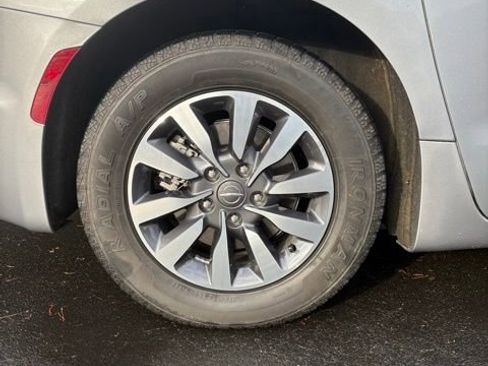 Used 2021 Chrysler Pacifica Touring-L image 20